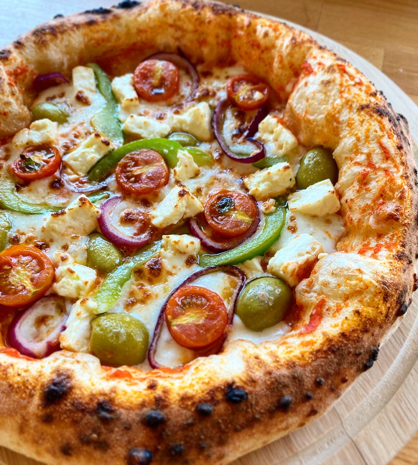Veggie pizza with fresh toppings