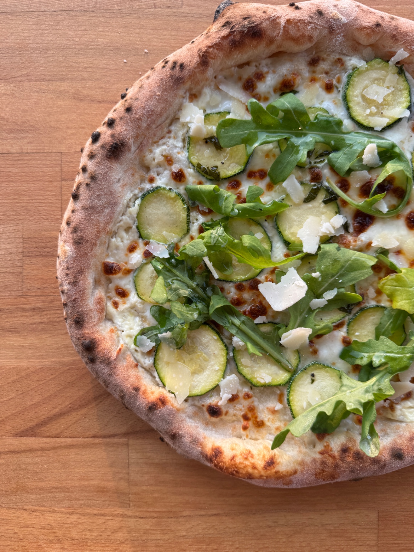 Zucchini pizza with arugula